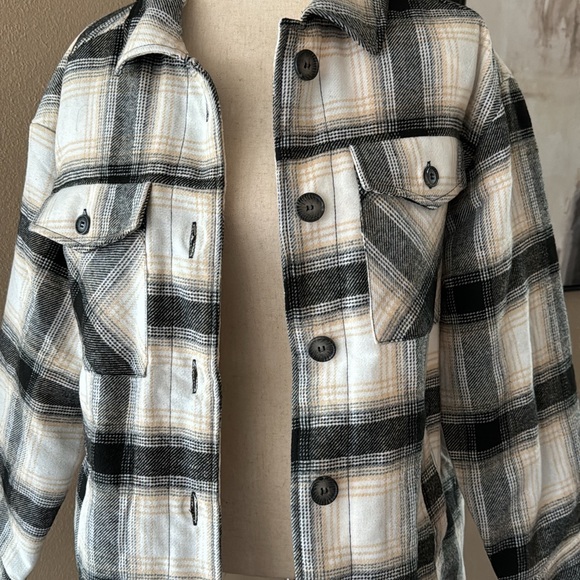 🆕Fur lined plaid oversized shacket - Picture 8 of 10